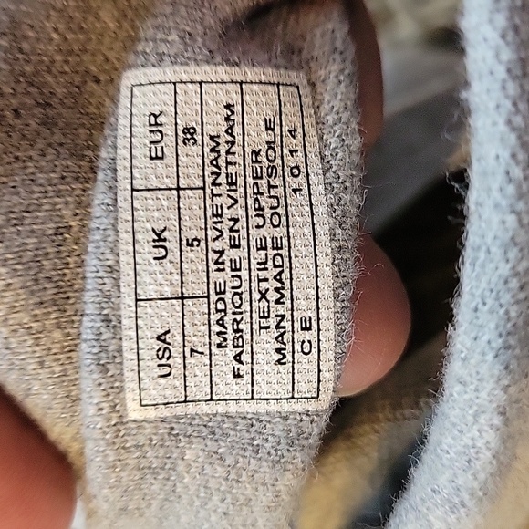 SANUK Yoga sling gray and black sandals.  Size is 7. Great condition. - Picture 7 of 7